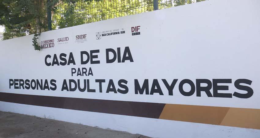 Entrega el gobernador Castro Cosío rehabilitación de la Casa de Día para Personas Adultas Mayores en La Paz