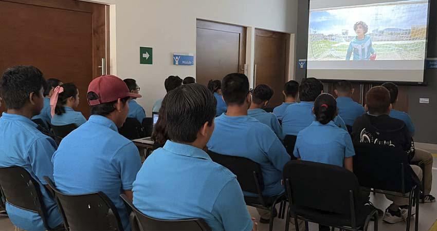 Participan personas con discapacidad de BCS en la Muestra Nacional de Imágenes Científicas 2025