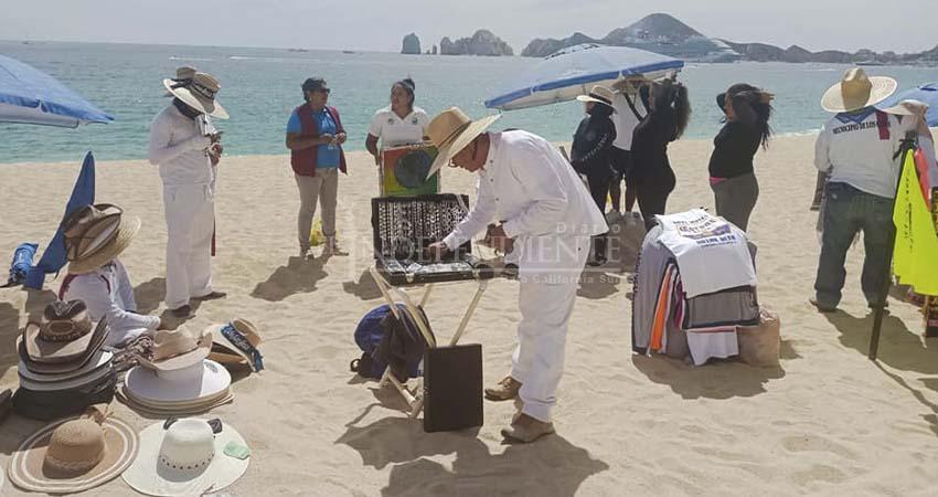 Denuncian crisis en “pirataje” con vendedores ambulantes en playas de Los Cabos