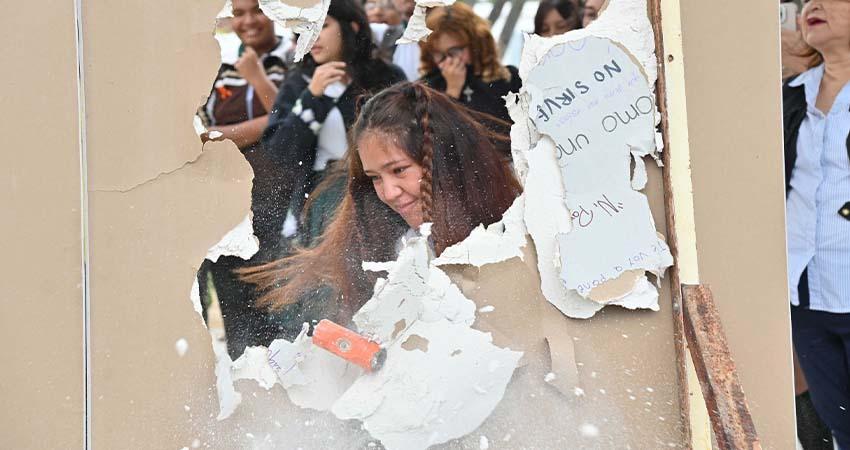 Derriban "Muro del Patriarcado" en el Congreso del Estado