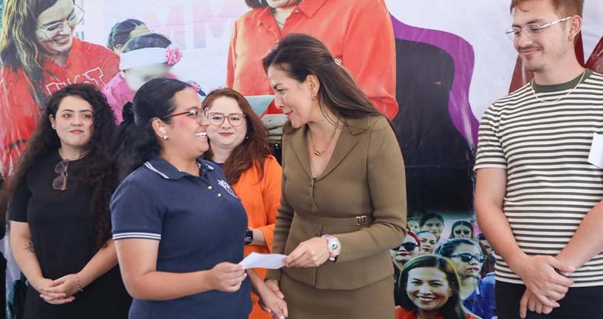 Entrega Milena Quiroga apoyos económicos a madres estudiantes