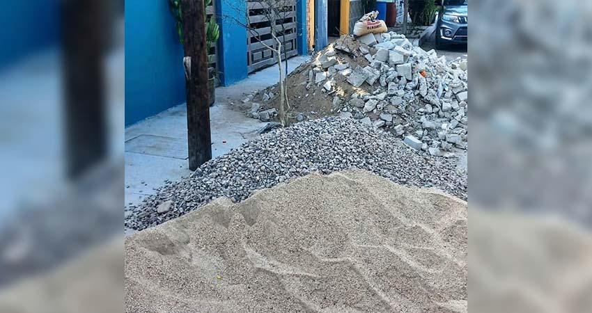 Supervisan inspectores de vía pública 92 predios obstruidos en La Paz