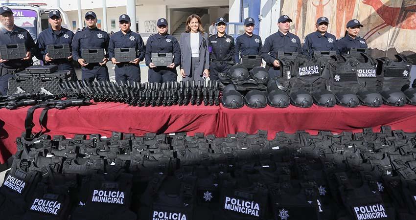 Entrega Ayuntamiento de La Paz armamento, equipo y vehículos a la policía municipal