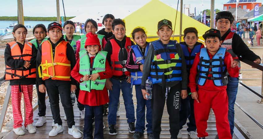 Niñas y niños de comunidades rurales de La Paz ven por primera vez a las ballenas