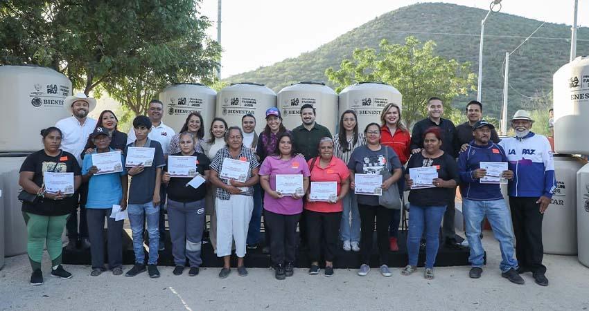 Entrega Milena Quiroga tinacos a familias de escasos recursos