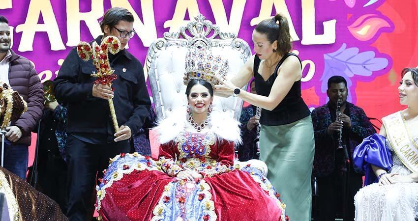 Corona Milena Quiroga a Xihomara I como Reina de la Poesía del Carnaval La Paz 2026
