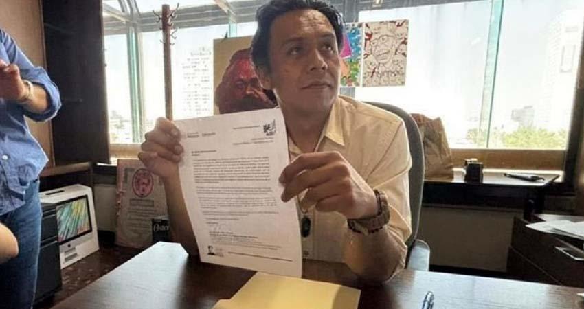 Marx Arriaga abandona las instalaciones de la SEP