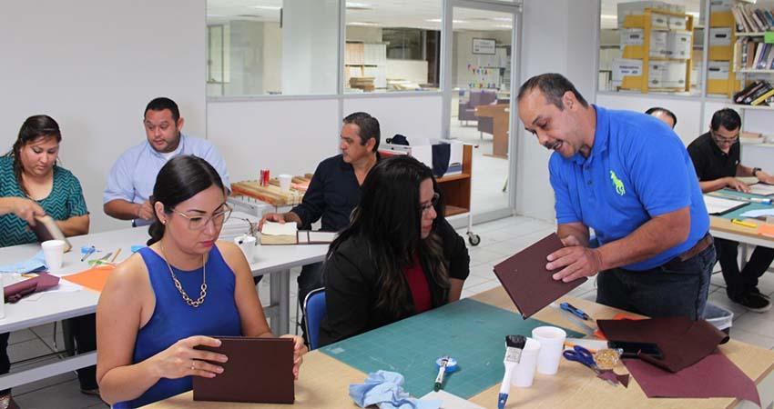 Invita UABCS a integrarse a su club de técnicas artesanales de encuadernación