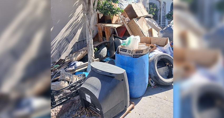 Supervisan inspectores de vía pública 73 predios obstruidos en La Paz