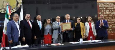 Inscriben el nombre de la UABCS con letras doradas en el Muro de Honor del Congreso del Estado
