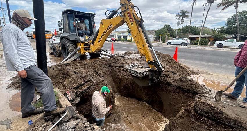 A contra reloj trabaja OOMSAPAS La Paz para reparar fuga en el Acueducto No. 3