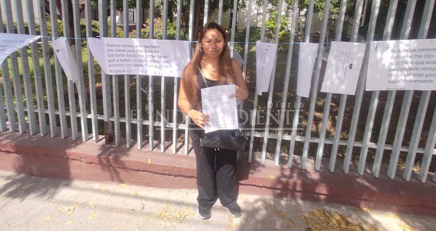 Familias de personas con autismo se manifiestan en Bienestar en La Paz