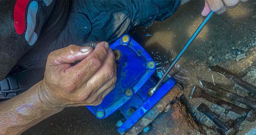 OOMSAPAS La Paz atiende incidencia en válvula del sector Indeco y garantiza normalización del servicio