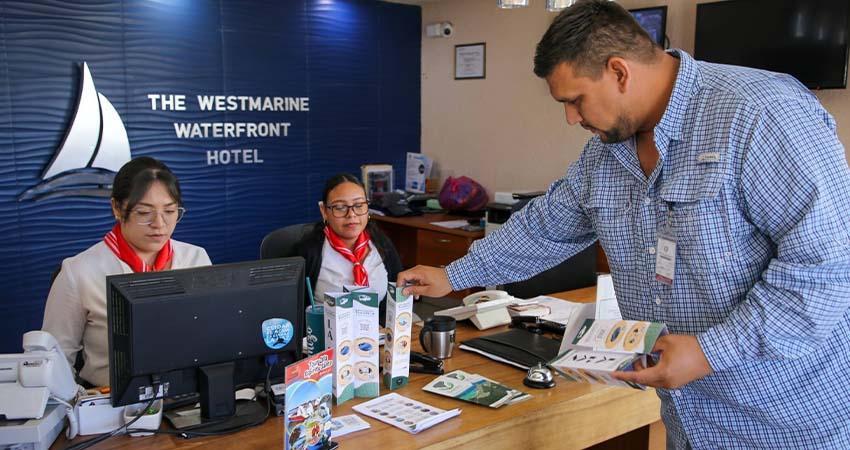 Refuerzan promoción turística con entrega de material informativo en hoteles de La Paz