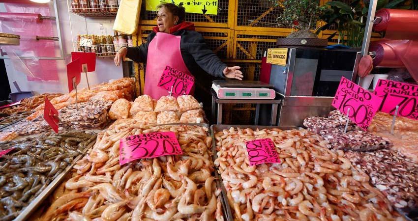 Mexicanos sortean la inflación comprando en mercados locales en Semana Santa