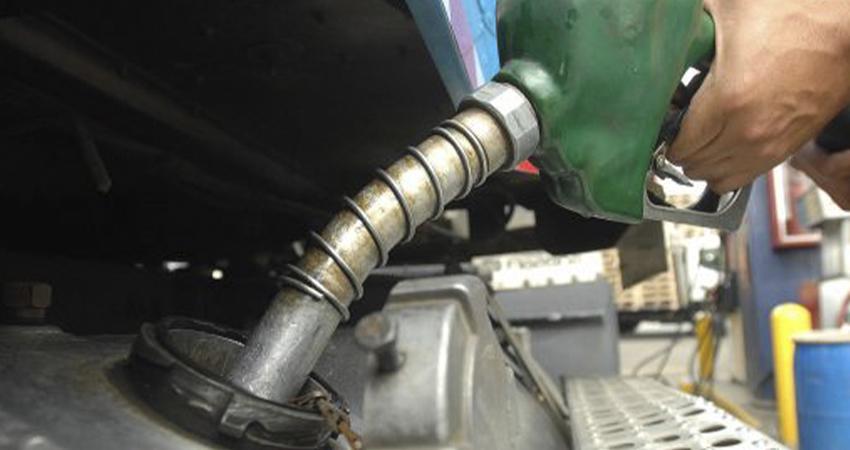 Gobierno y gasolineros extienden a abril el tope al precio del diésel