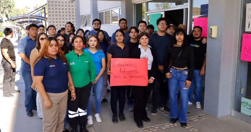 Alumnos del Tec La Paz protestan por cancelación de viaje académico a última hora