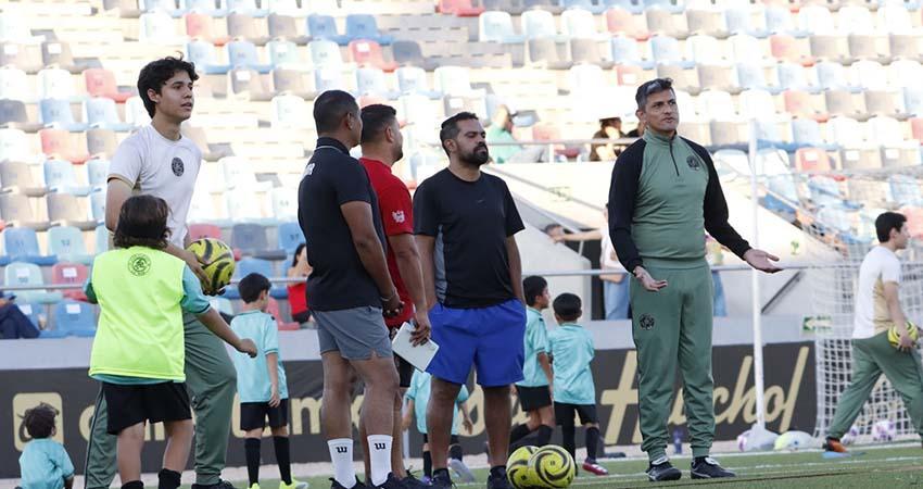 Promotores de fútbol del programa Impulso reciben capacitación por Club Atlético de La Paz