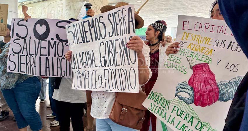 Marchan en La Paz para exigir protección de Sierra La Laguna