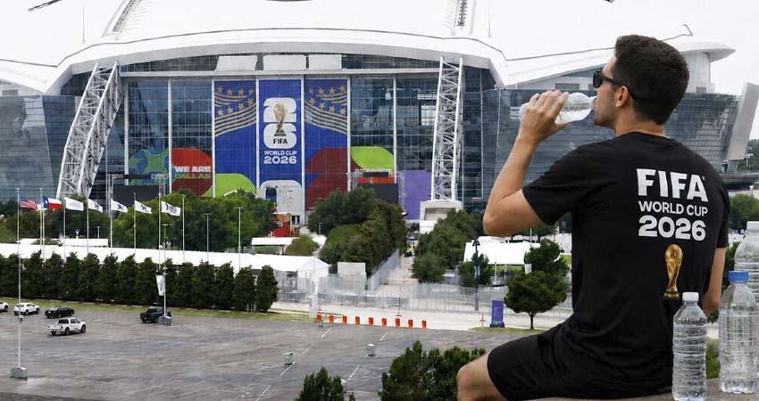 FIFA da marcha atrás y permitirá a los aficionados llevar botellas de agua a los estadios