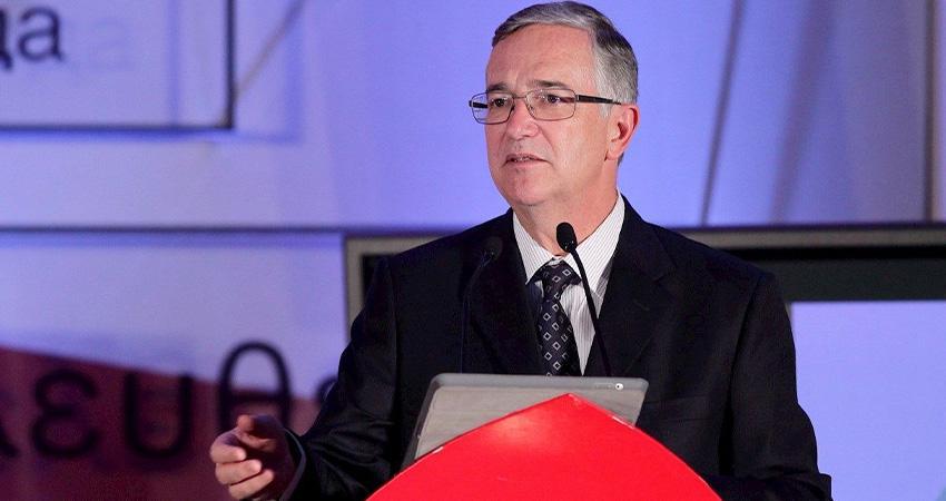 Salinas Pliego critica el auto Olinia; dice que es ‘costoso y sin sentido’; Sheinbaum lo defiende