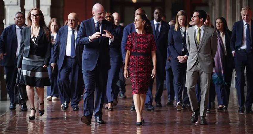Sheinbaum recibe en Palacio Nacional al presidente de la FIFA