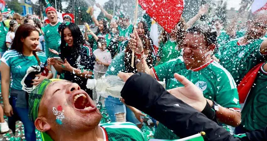 Aficionados bailan y cantan tras triunfo del ‘Tri’