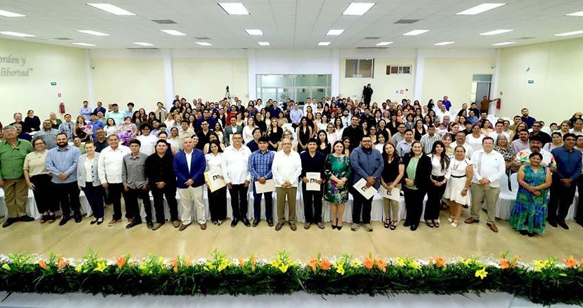 Entrega UABCS 191 nuevos títulos profesionales y 14 grados de posgrado a egresadas y egresados