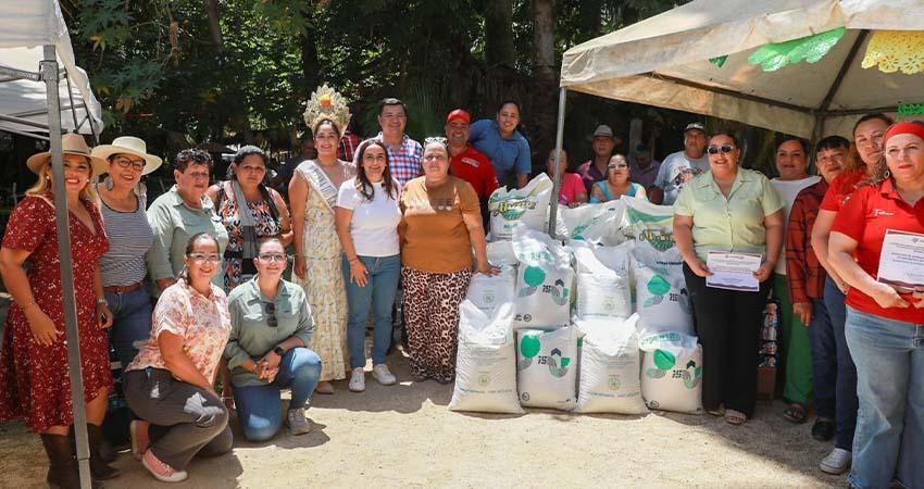 Entrega Ayuntamiento La Paz apoyos productivos a familias de San Bartolo durante Feria del Mango