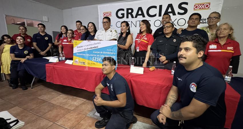 OXXO entrega más de 214 mil pesos a Bomberos de CSL gracias al programa Redondeo