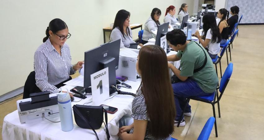 UABCS recibe a estudiantes de nuevo ingreso con proceso de inscripción y Feria Universitaria de Servicios