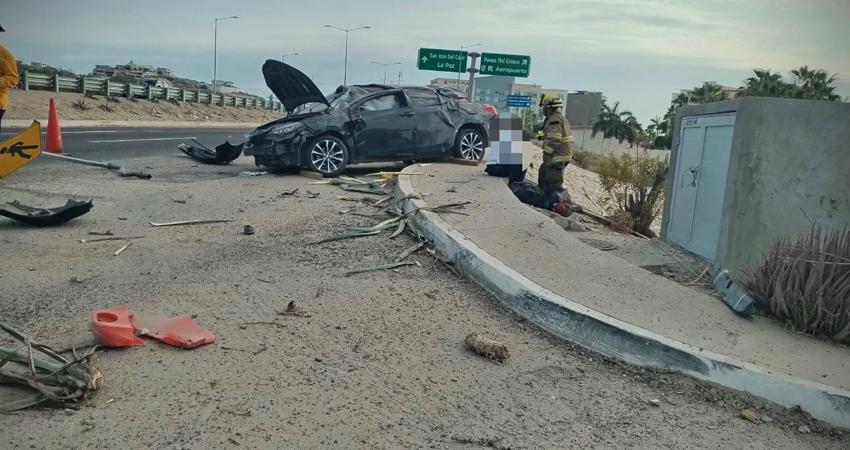 Bomberos atienden volcadura con una persona lesionada en San José del Cabo