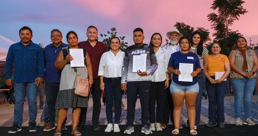 Entrega Gobierno de La Paz títulos de propiedad en Vista Hermosa