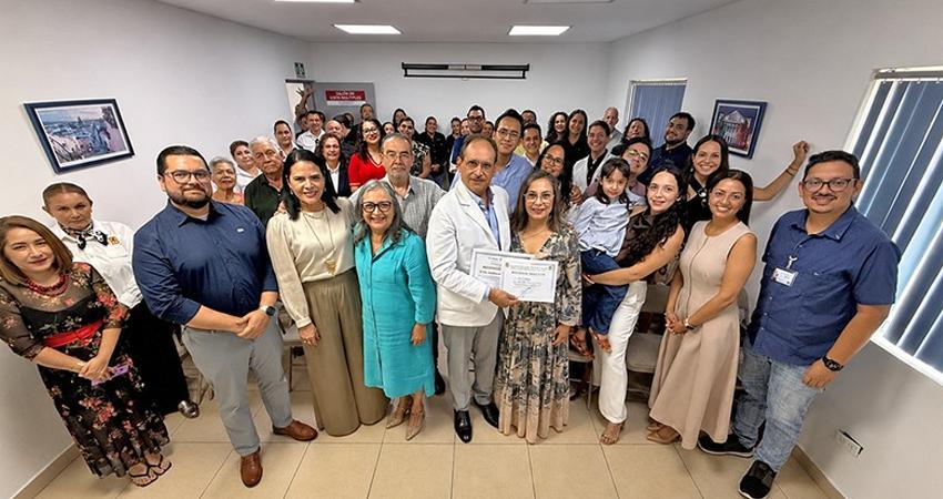 Entrega Secretaría de Salud reconocimiento por 38 años de servicio al doctor Andrés Flores Gómez