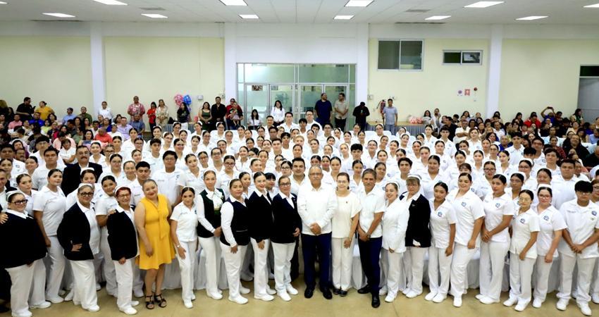 Alumnado de Enfermería de la UABCS recibe cofias y fístoles en ceremonia oficial