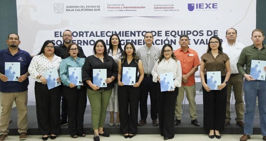 Entrega Subsecretaría de Administración 11 becas a personal del Gobierno del Estado