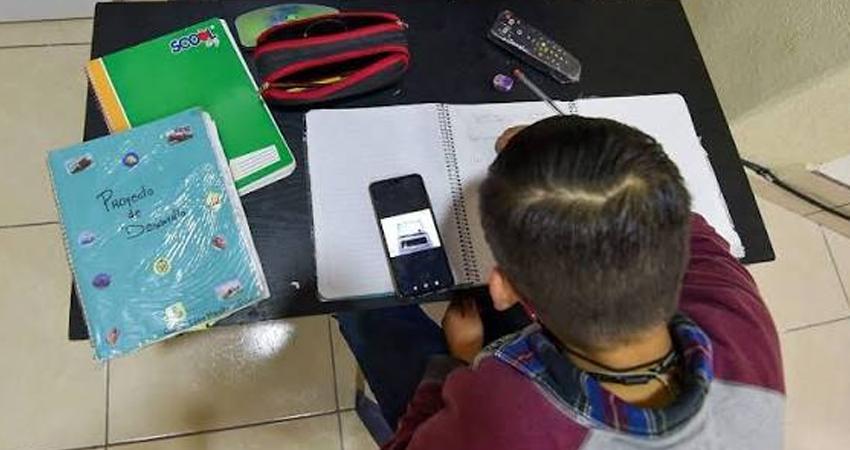 El 81 % de maestros apoya regular el uso de celulares y dispositivos móviles en escuelas