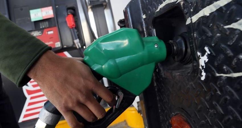 Gobierno renueva pacto con gasolineros para contener precios