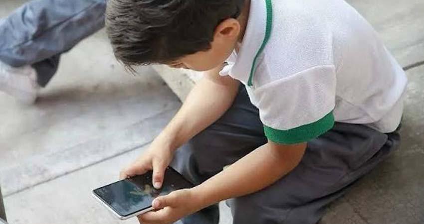SEP alista restricción de celulares en primarias y secundarias del país