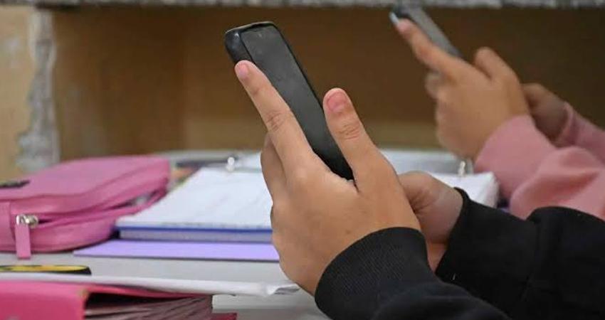 México restringe uso de celulares y pantallas en primaria y secundaria