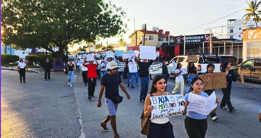 Marchan por agua en Cabo San Lucas; protesta llega a instalaciones de OOMSAPAS