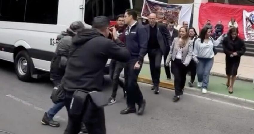 Trabajadores del IMSS echan a políticos panistas de protesta