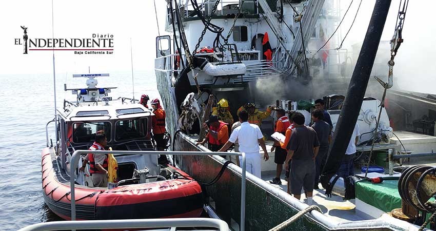 La armada de México auxilia a tripulantes de embarcación sardinera que sufrió un incendio