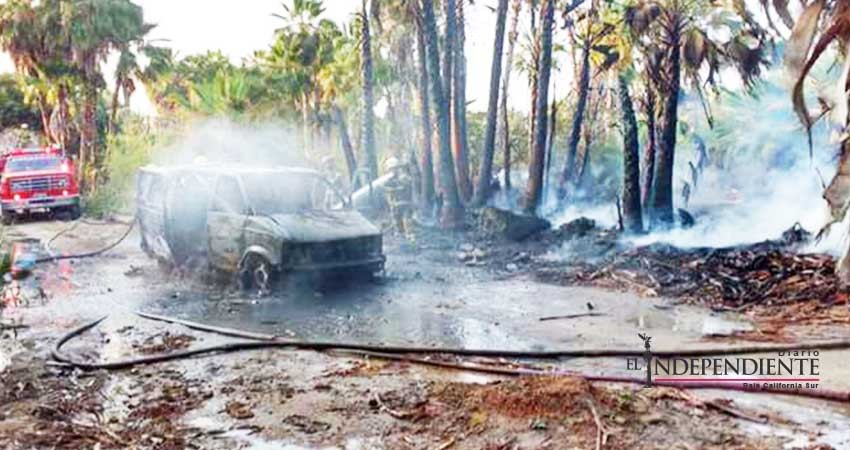 Vehículo en llamas provoca incendio en palmares de Todos Santos 