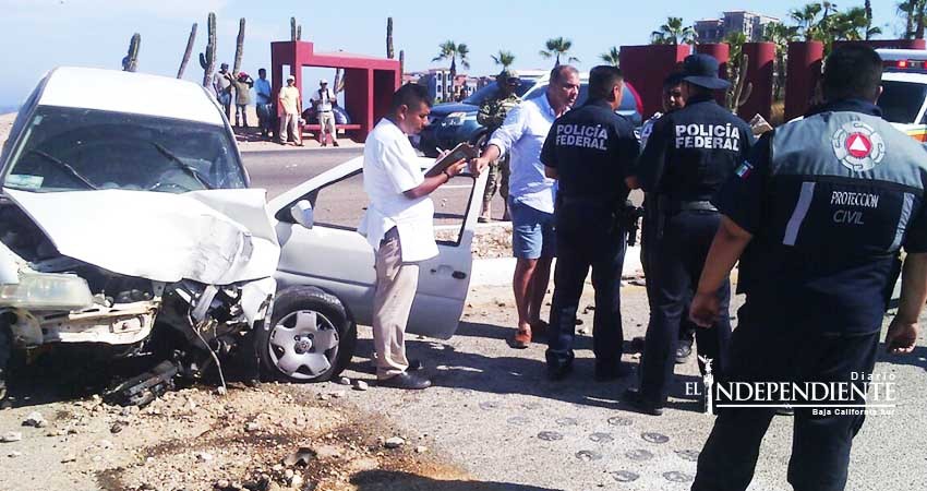 No cesan los accidentes de tráfico en el corredor turístico; auto se impacta contra poste 