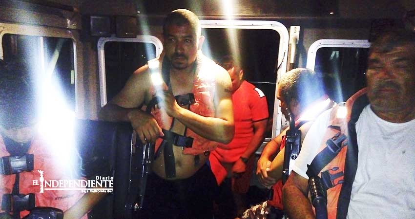Secretaría de Marina rescata a cuatro personas tras volcarse su embarcación en La Paz