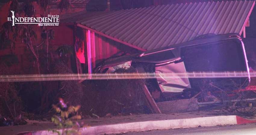 Conductor muere aplastado por su vehículo tras chocar contra una casa 