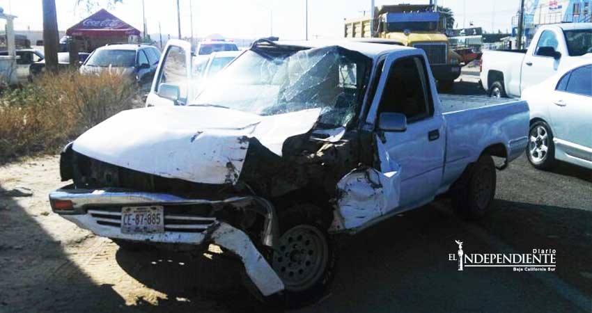 Dos lesionados deja choque entre un camión de volteo y una pick up en CSL 