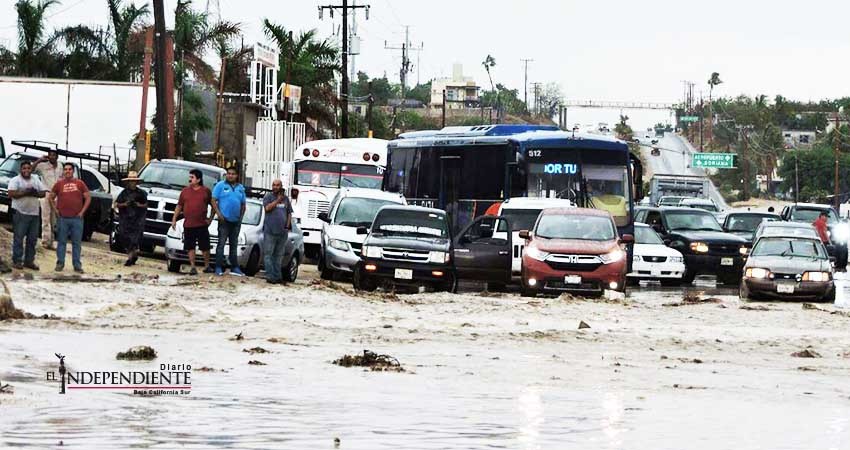 De nueva cuenta desbordan arroyos tras intensa lluvia en SJC 