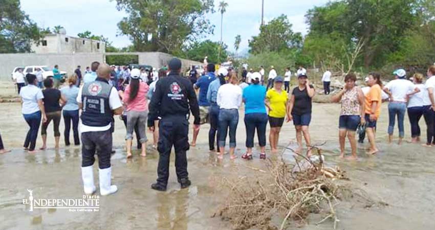Forman cadena humana para llevar víveres a habitantes del poblado Santa Catarina 